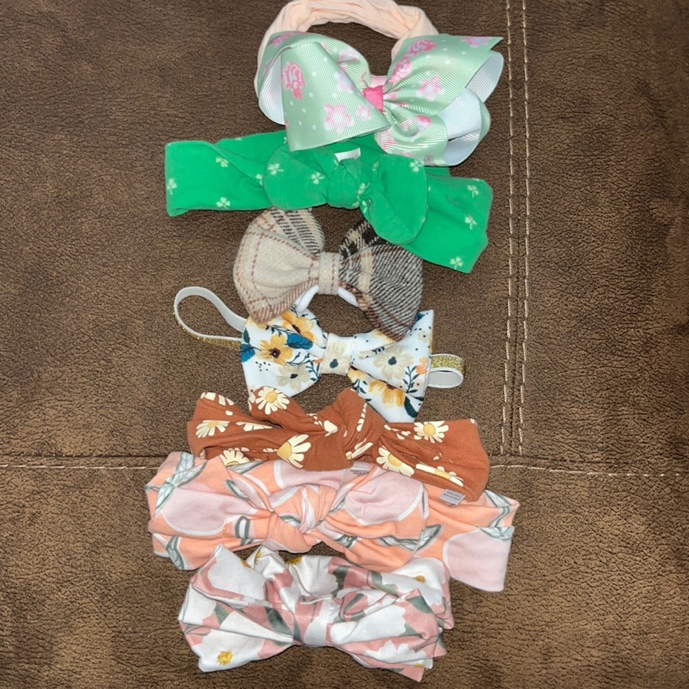 Bulk of patterned baby bows
